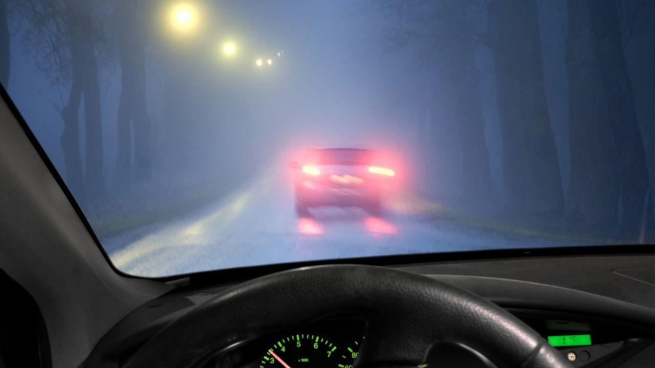 Scopre il marito 80enne in auto con l'amante (una dipendente molto più giovane): la lite diventa virale su WhatsApp