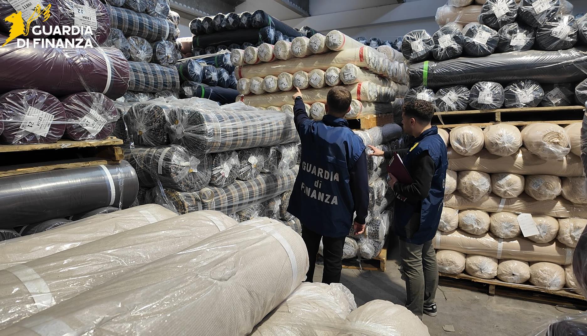 Prato, contrabbando di tessuti dalla Cina: evasa Iva per 1,3 milioni di euro