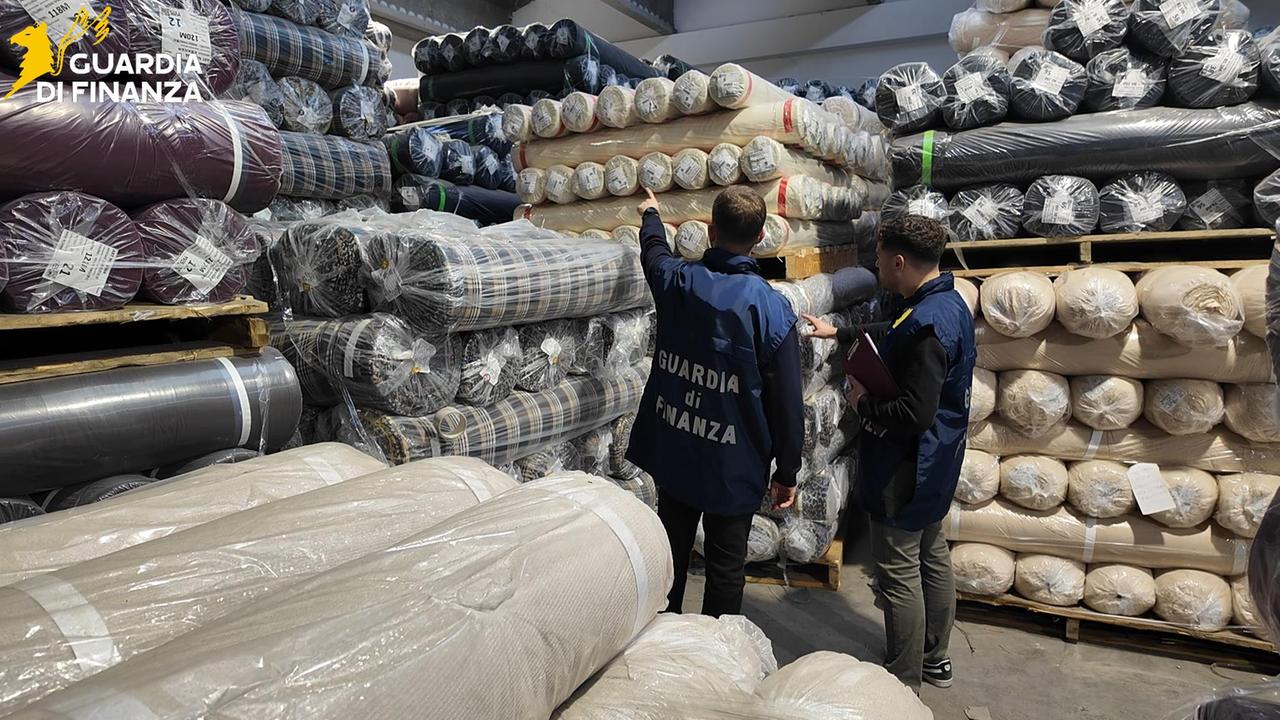 Prato, contrabbando di tessuti dalla Cina: evasa Iva per 1,3 milioni di euro