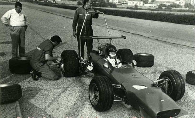 
	Andrea de Adamich a bordo della Ferrari 166 F2 all&rsquo;autodromo di Modena nel 1968

