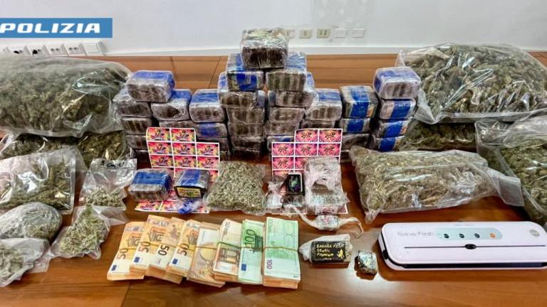 Arrestato un organizzatore di eventi: sequestrati 27 chili di droga e 42mila euro – VIDEO