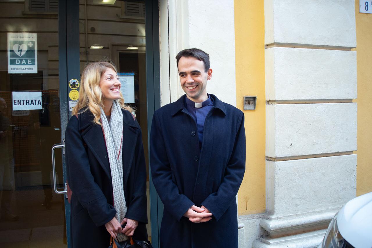 
	L&rsquo;avvocato Francesca Cancellaro e don Mattia Ferrari davanti al tribunale di Modena

