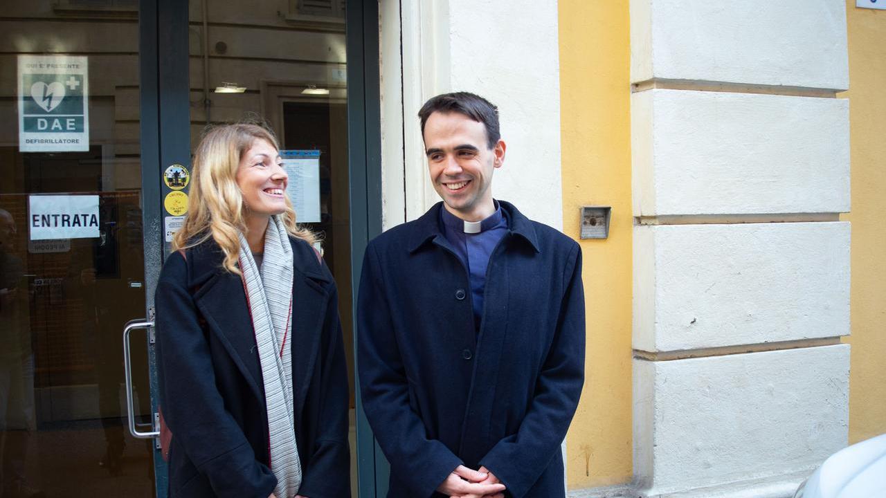 L’avvocato Francesca Cancellaro e don Mattia Ferrari davanti al tribunale di Modena