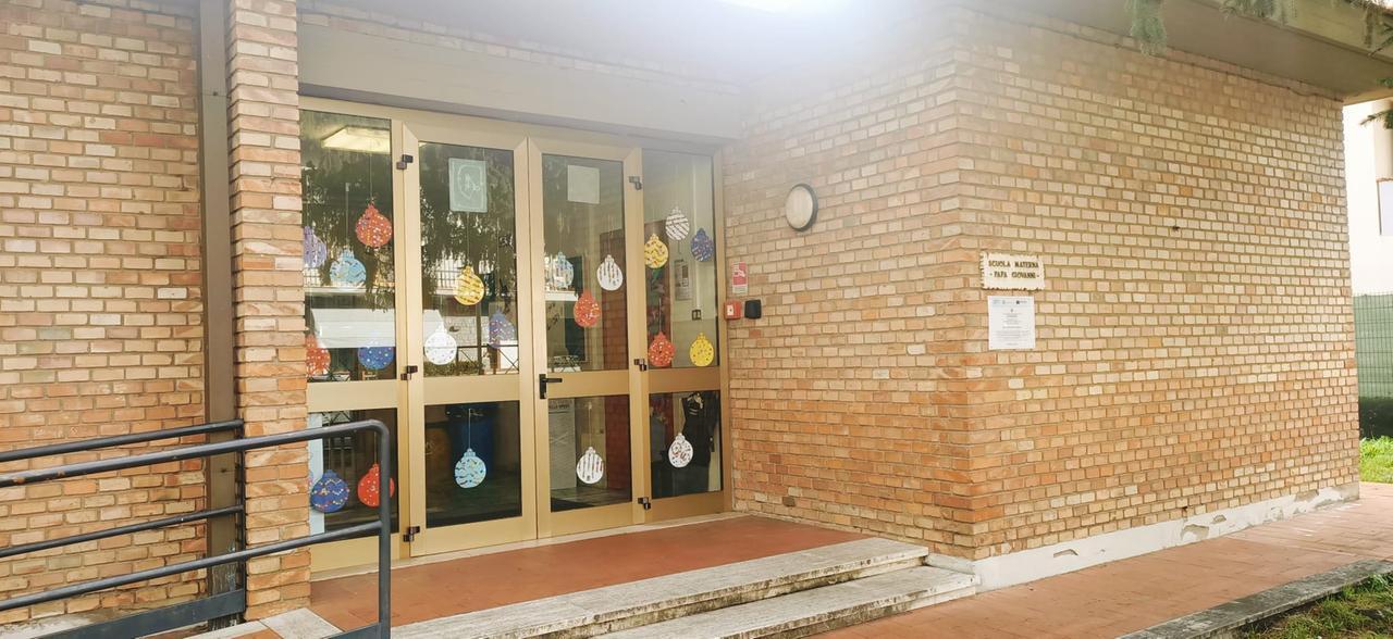 
	L'ingresso della scuola materna

