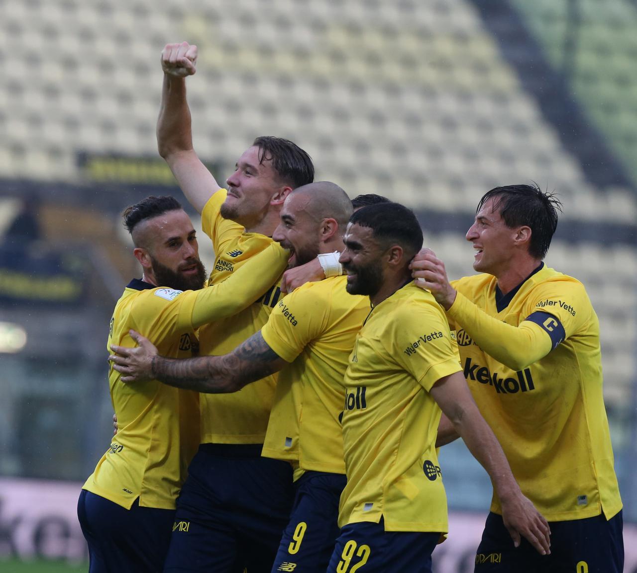 
	Il canarino Bryant Nieling esulta dopo la rete al Braglia con la Juve Stabia

