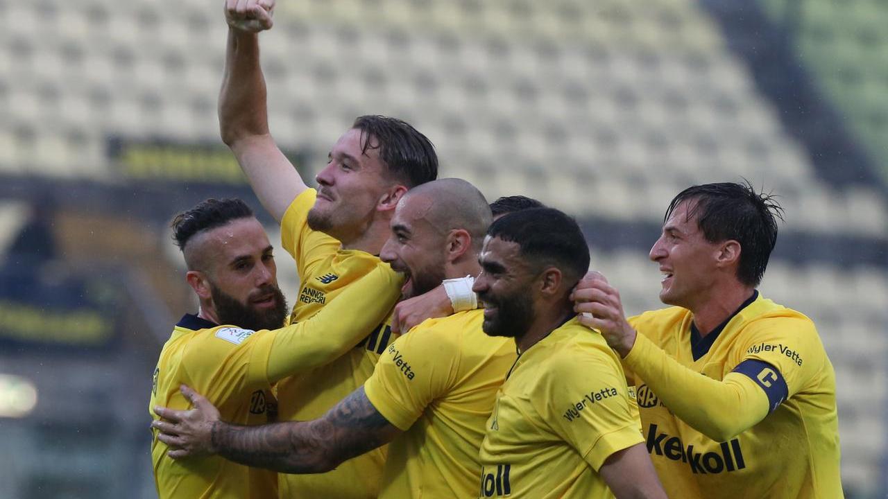 Il canarino Bryant Nieling esulta dopo la rete al Braglia con la Juve Stabia