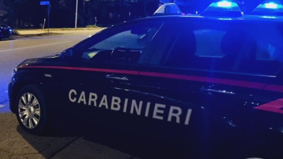 Ladri in centro a Castelnuovo: spaccano porta e luci per rubare