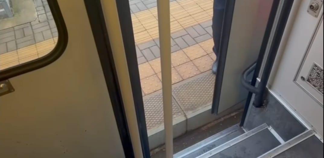 Le porte del treno si incastrano sulla banchina: ecco perché i vecchi convogli a diesel accumulano ritardi – Il video