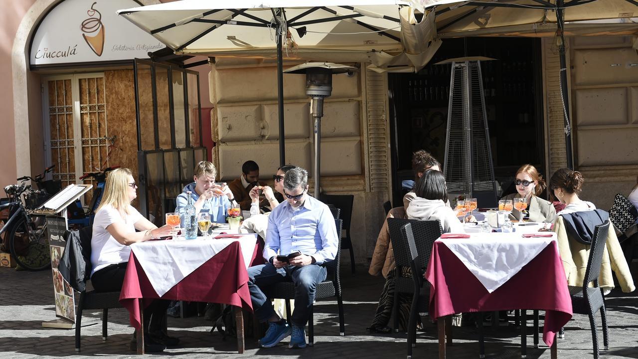 I ristoranti resistono alla crisi, il commercio salvato dal turismo – i numeri