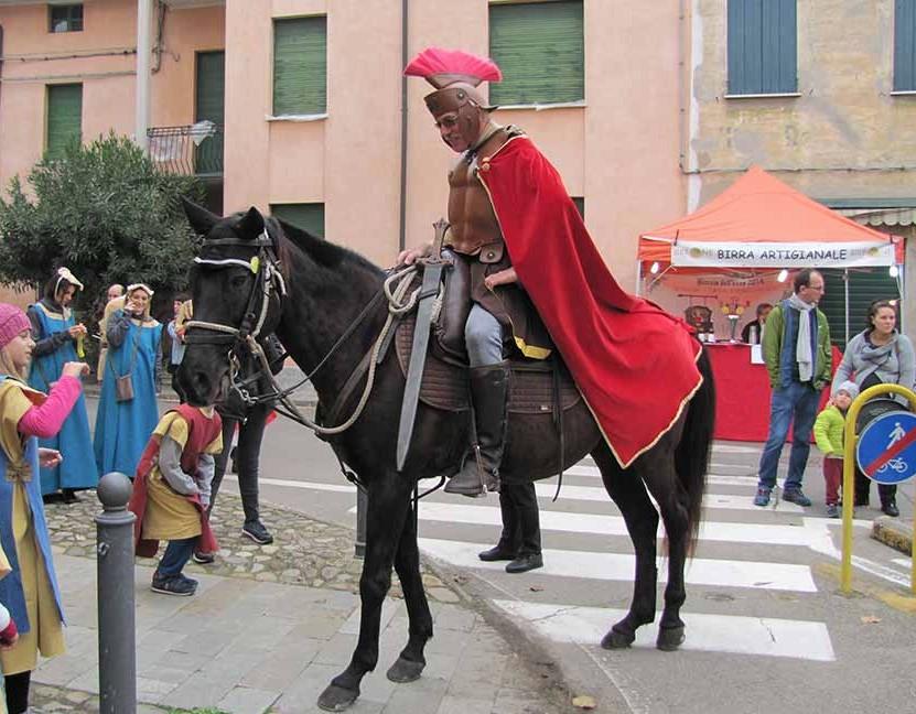 San Martino in Rio torna all’epoca romana con la rievocazione del mantello: in scena 80 figuranti