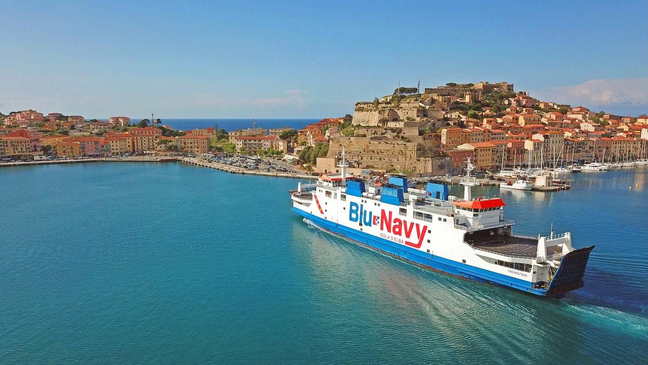 Un traghetto in arrivo a Portoferraio