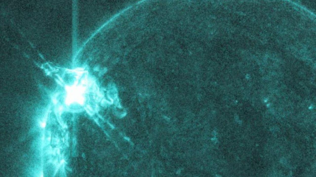 Un brillamento di Classe X 1.8 rilevato il 4 novembre sul Sole. (Foto: NASA/SDO/AIA)