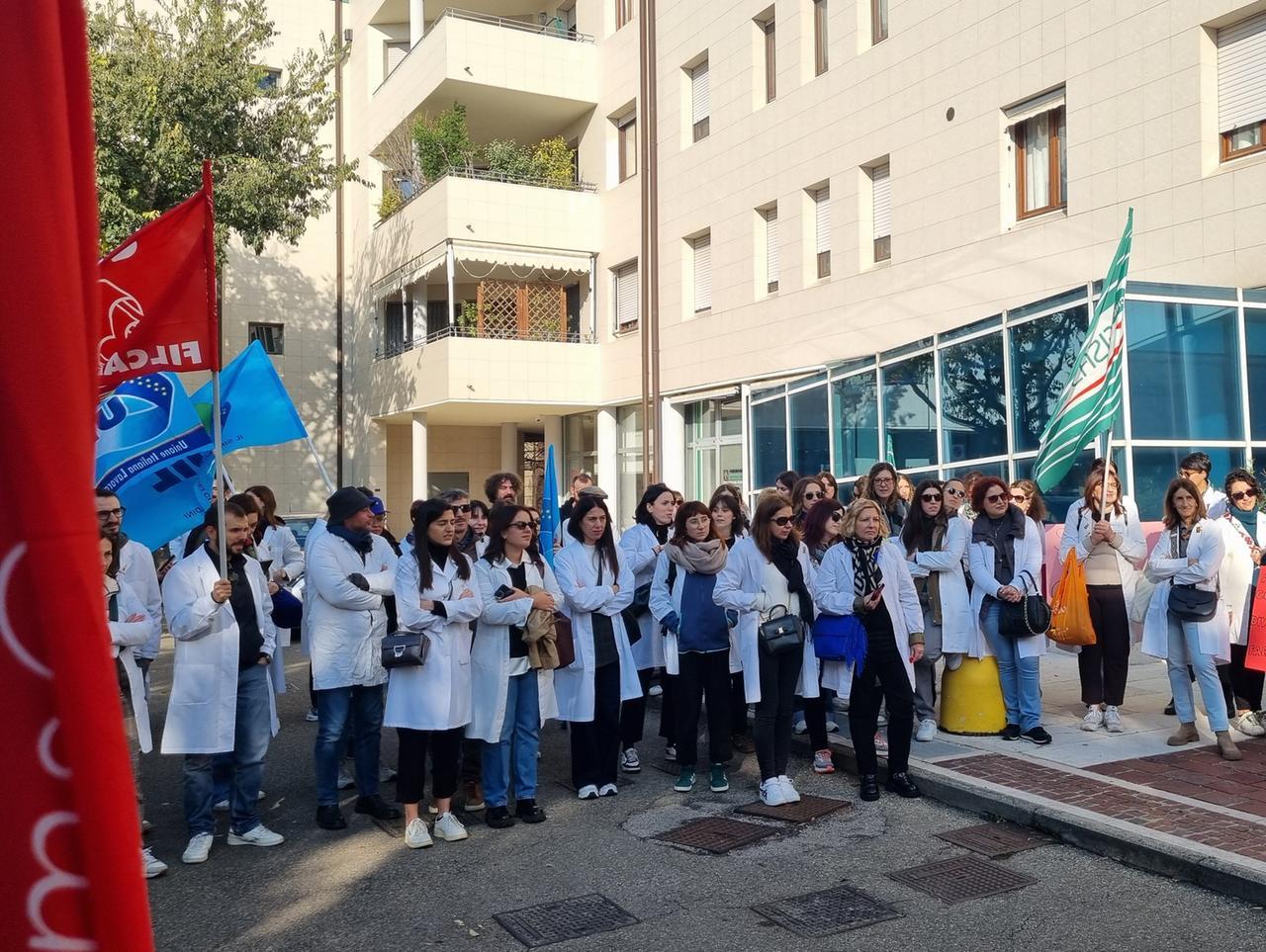 Oltre centocinquanta farmacisti protestano davanti a Federfarma Modena: «Riconoscete la nostra professionalità»