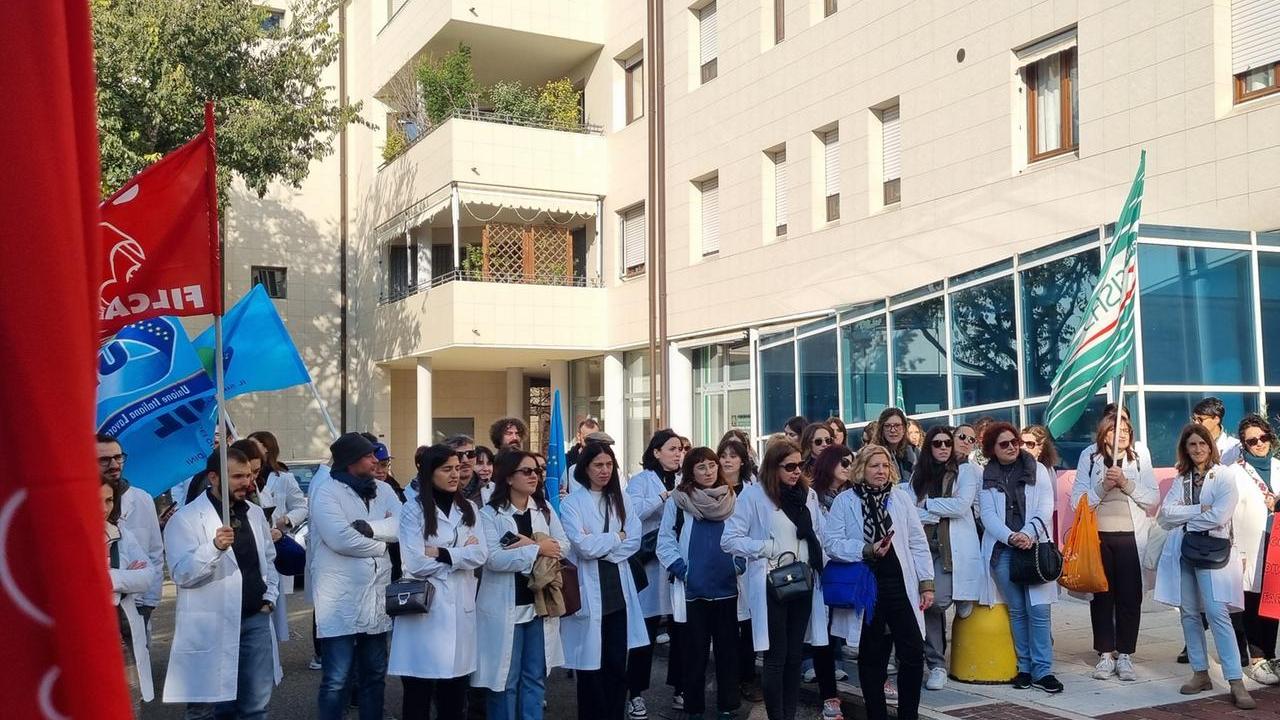 Oltre centocinquanta farmacisti protestano davanti a Federfarma Modena: «Riconoscete la nostra professionalità»