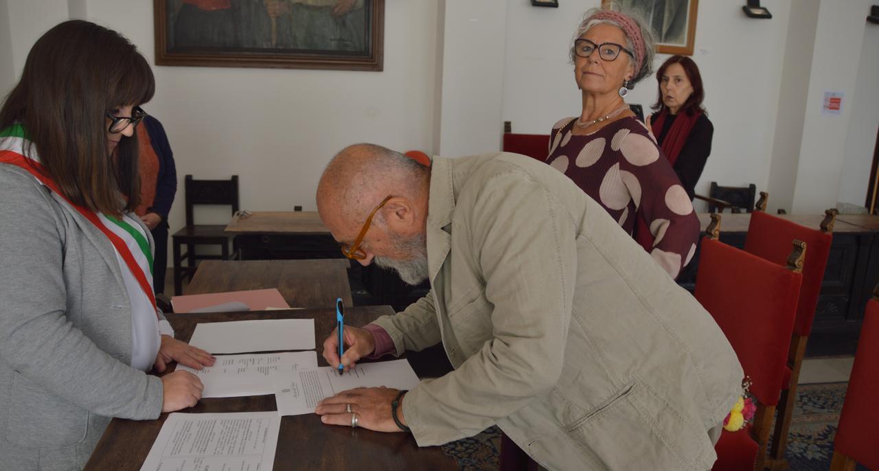 
	Pier Paolo Solinas e Marta Giusti davanti all'assessore Mariangela Crabolu

