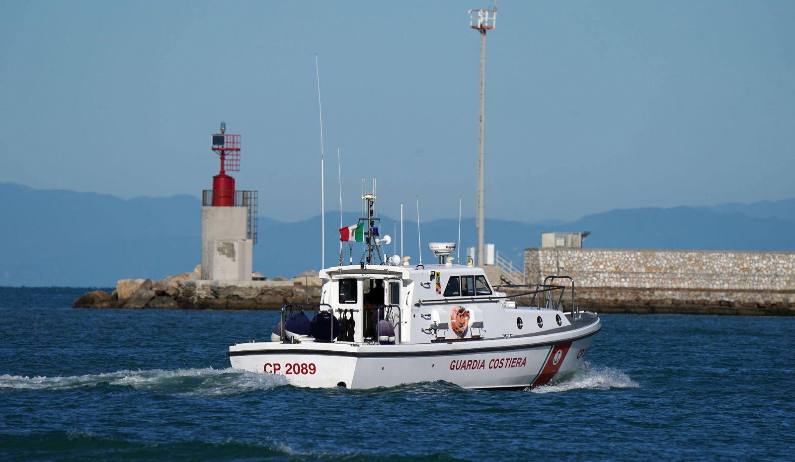 Una motovedetta della guardia costiera la mattina del ritrovamento (foto Stick)