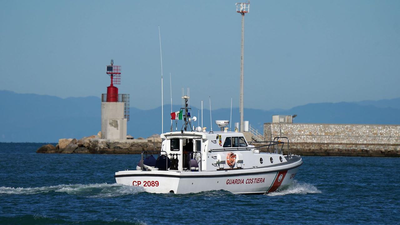 Una motovedetta della guardia costiera la mattina del ritrovamento (foto Stick)