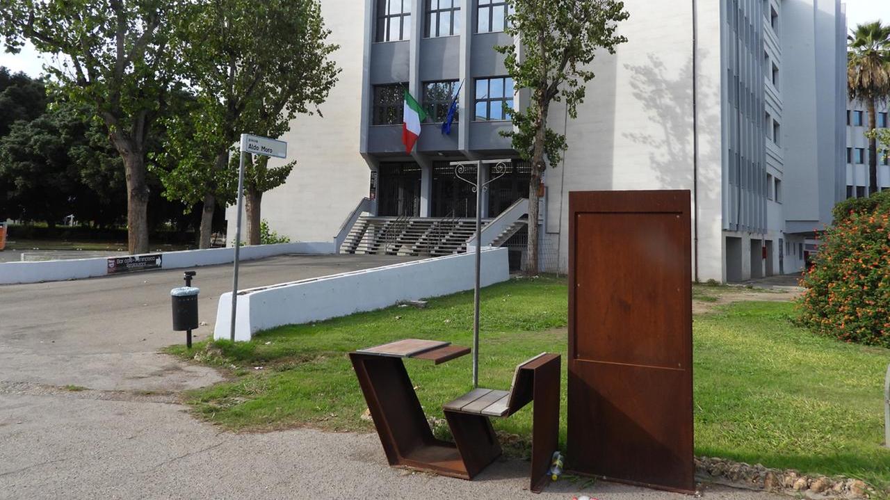 Le panchine della discordia (foto di Francesco Pinna)