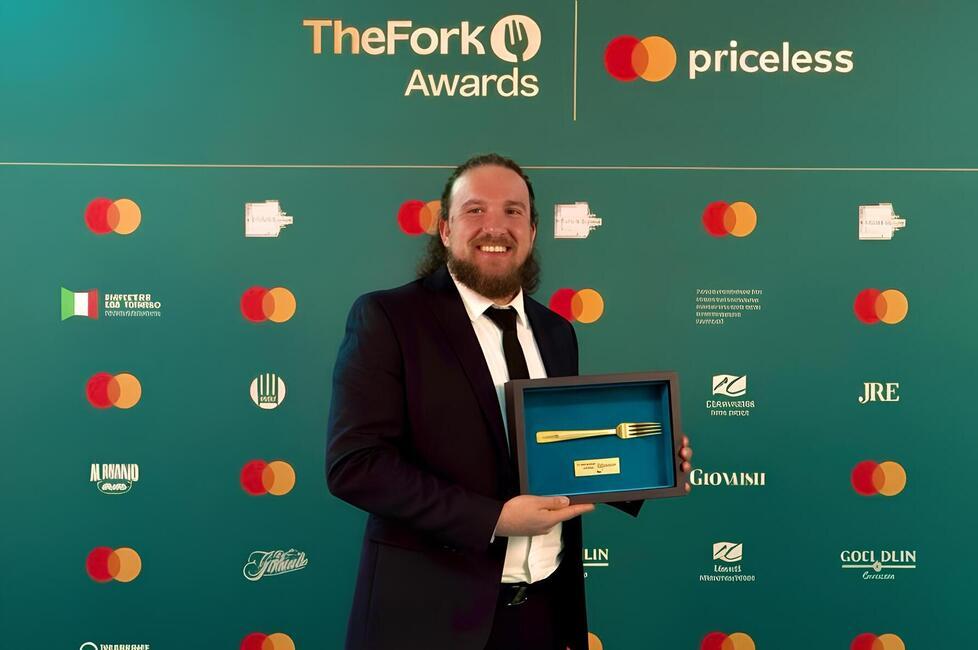 
	Dell'Omo con il premio

