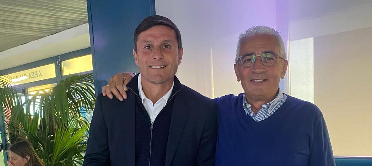 
	Pancani&nbsp;in foto con la bandiera dell'Inter Javier Zanetti

