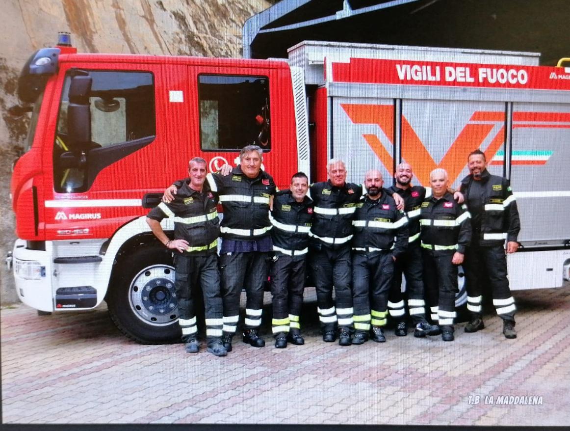 I vigili del fuoco salutano il loro capo Giovanni Ara: in pensione dopo 35 anni
