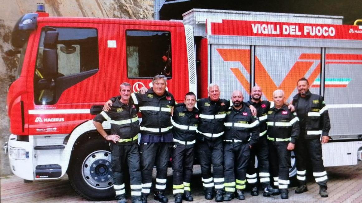 I vigili del fuoco salutano il loro capo Giovanni Ara: in pensione dopo 35 anni