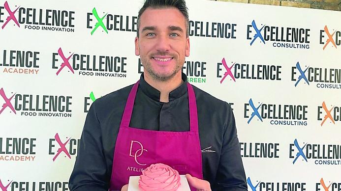Damiano Carrara con una creazione che ha portato alla Pastry Exhibition