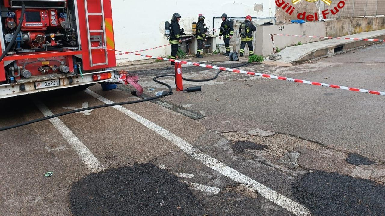 Alghero, cabina elettrica in fiamme: black out in tutto il quartiere