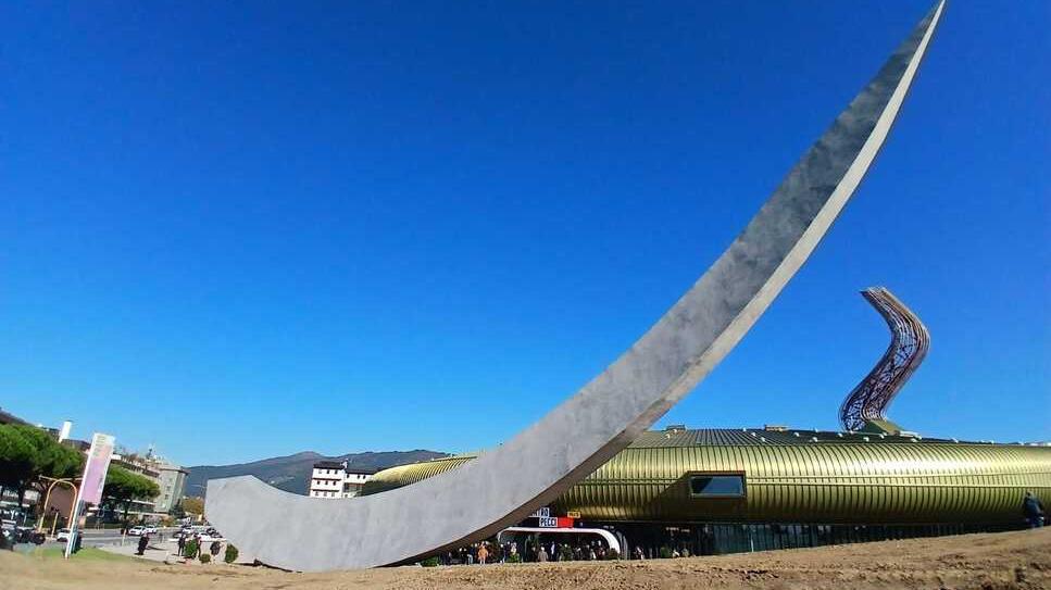 Prato, dopo 16 anni la “mezzaluna” torna a casa davanti al Pecci: perché è un simbolo per la città