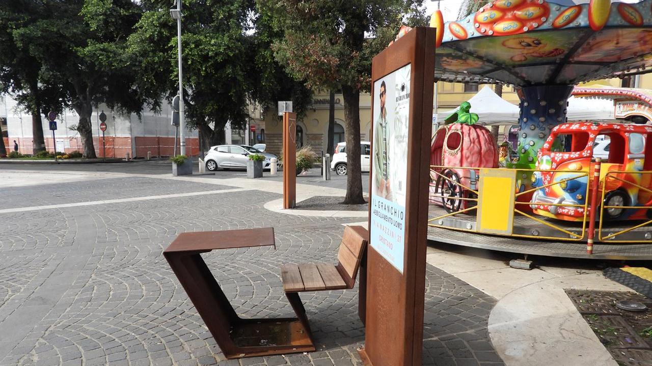 Rivolta contro le 78 panchine per la pubblicità: «Sono brutte e fuori contesto»