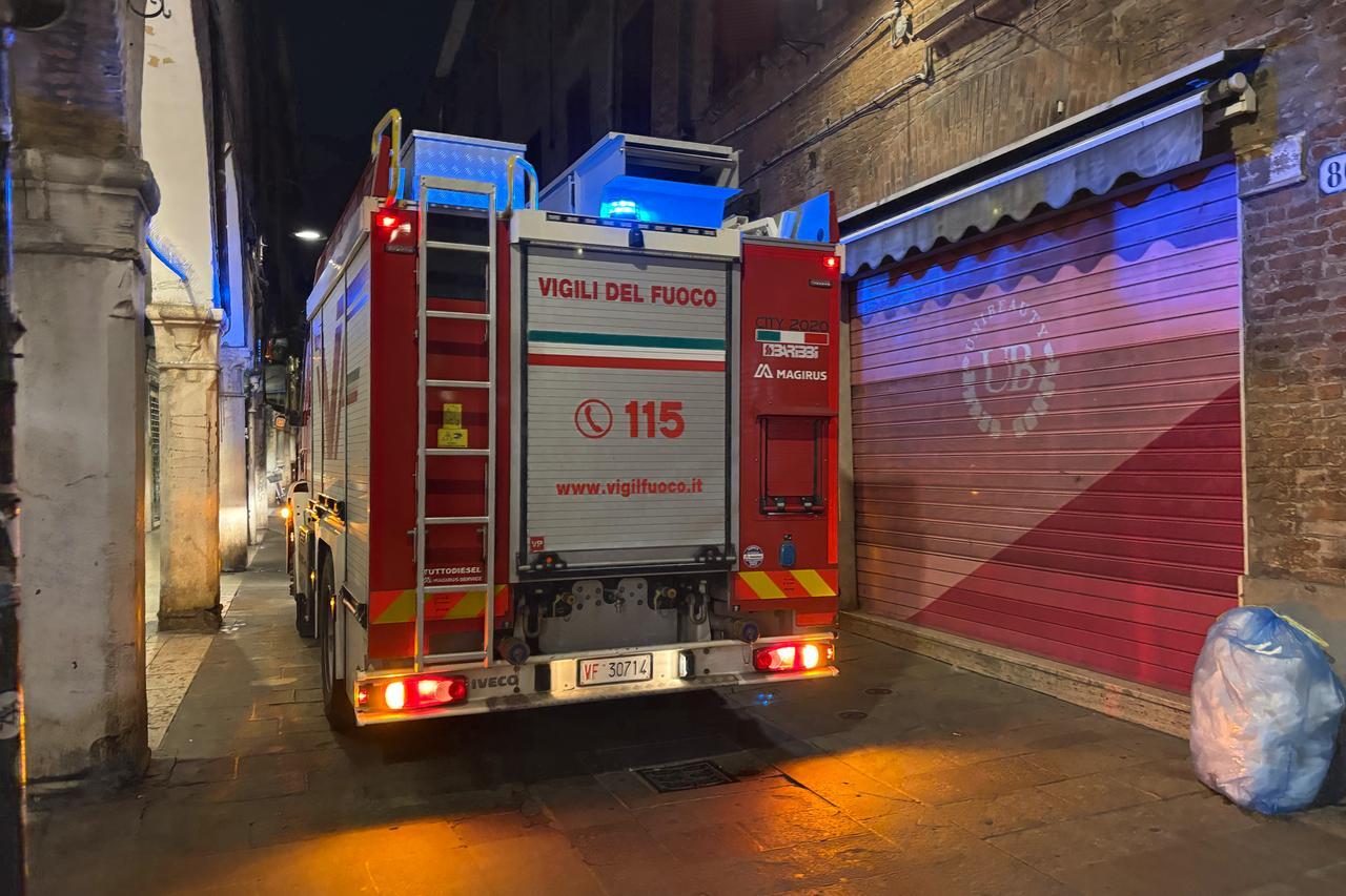 Fuga di gas in casa. Si sente male ma fa in tempo a chiamare i soccorsi