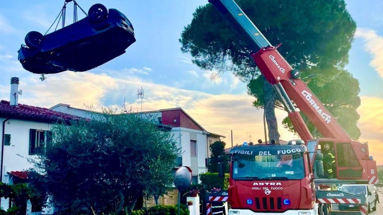
	Il recupero dell'auto dopo l'incidente (Foto: vigili del fuoco)

