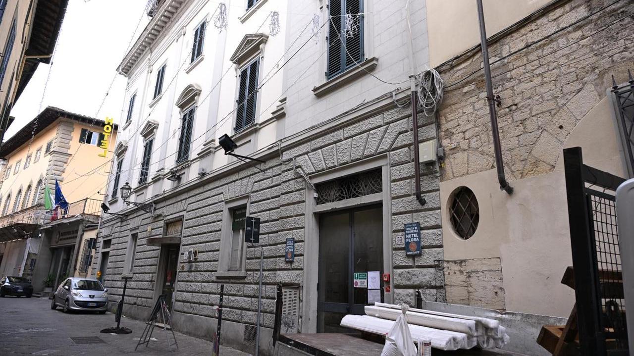 Il cantiere all'hotel dove è stato trovato morto l'operaio