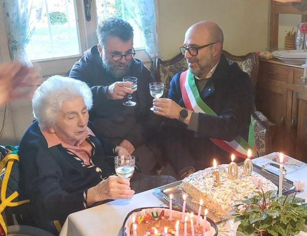 Maria Ascari compie 100 anni: la storica maestra fa il brindisi col sindaco e il suo vice