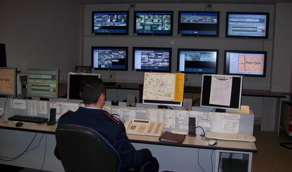 
	Un carabiniere controlla i monitor delle telecamere di sorveglianza nella Sala operativa (foto d'archivio)

