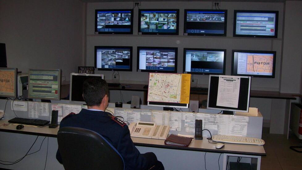 Un carabiniere controlla i monitor delle telecamere di sorveglianza nella Sala operativa (foto d'archivio)