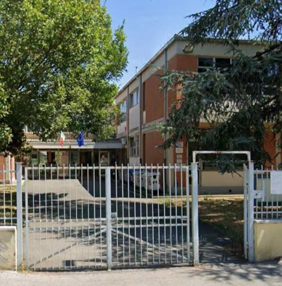 
	La sede dell&rsquo;istituto comprensivo: le famiglie protestano per l&rsquo;assenza dei servizi

