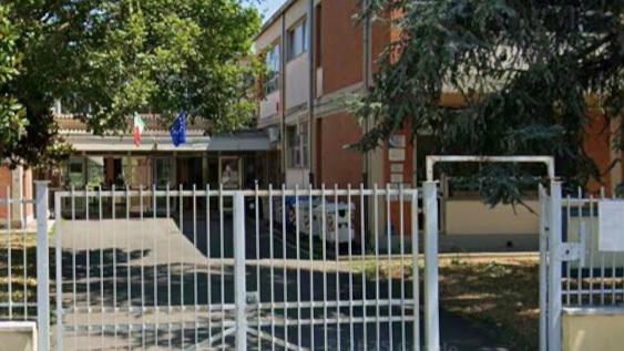 La sede dell’istituto comprensivo: le famiglie protestano per l’assenza dei servizi