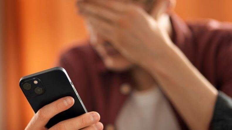 Derubato e picchiato, riconosce il suo aggressore sul bus a Ferrara