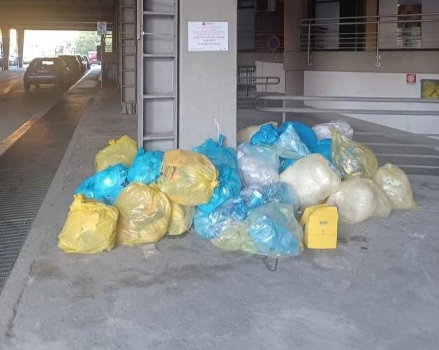 
	I sacchi di rifiuti al Direzionale 70

