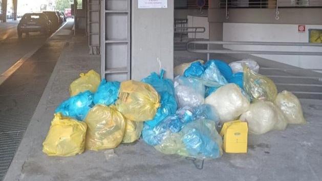 I sacchi di rifiuti al Direzionale 70