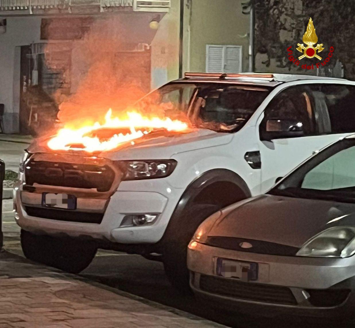 Auto in fiamme a Castelnovo Sotto: ipotesi gesto doloso