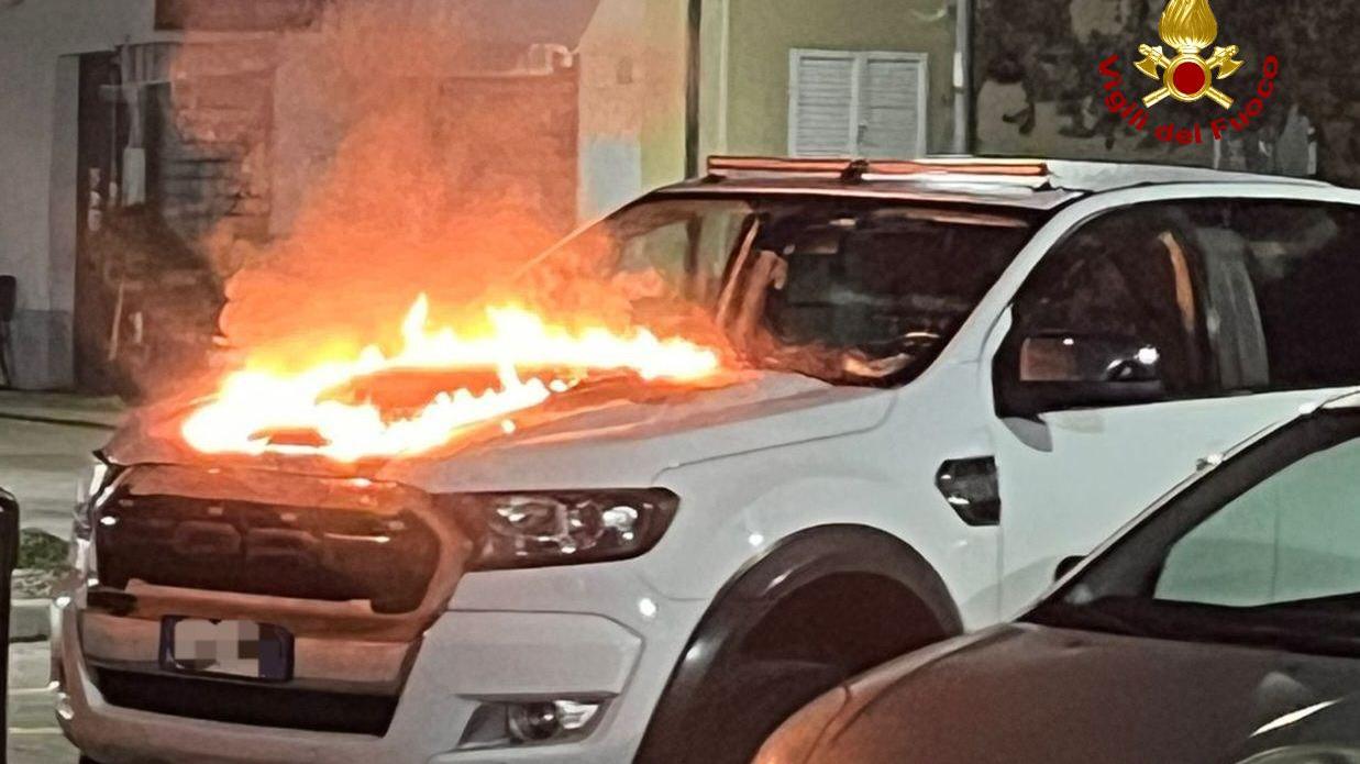 Auto in fiamme a Castelnovo Sotto: ipotesi gesto doloso