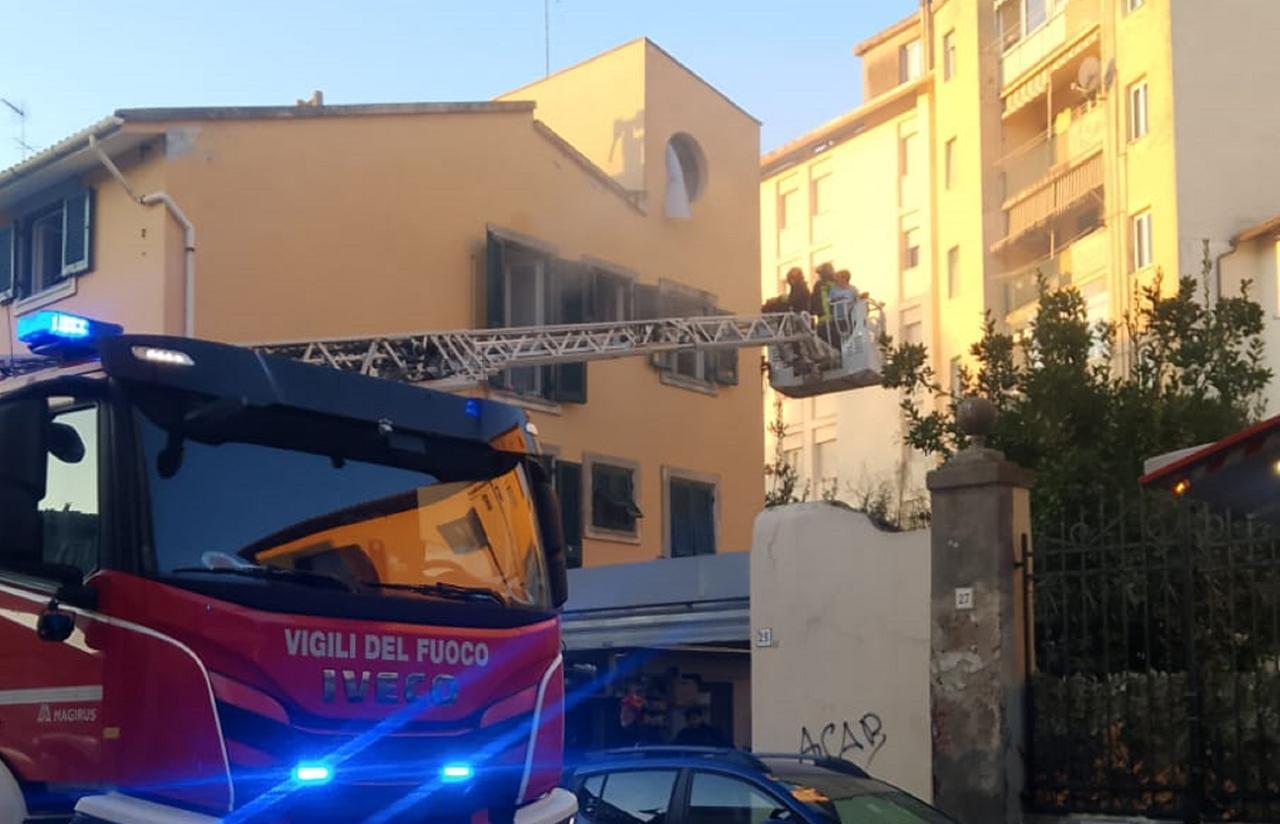 
	L'intervento dei vigili del fuoco in via Carlo Bini

