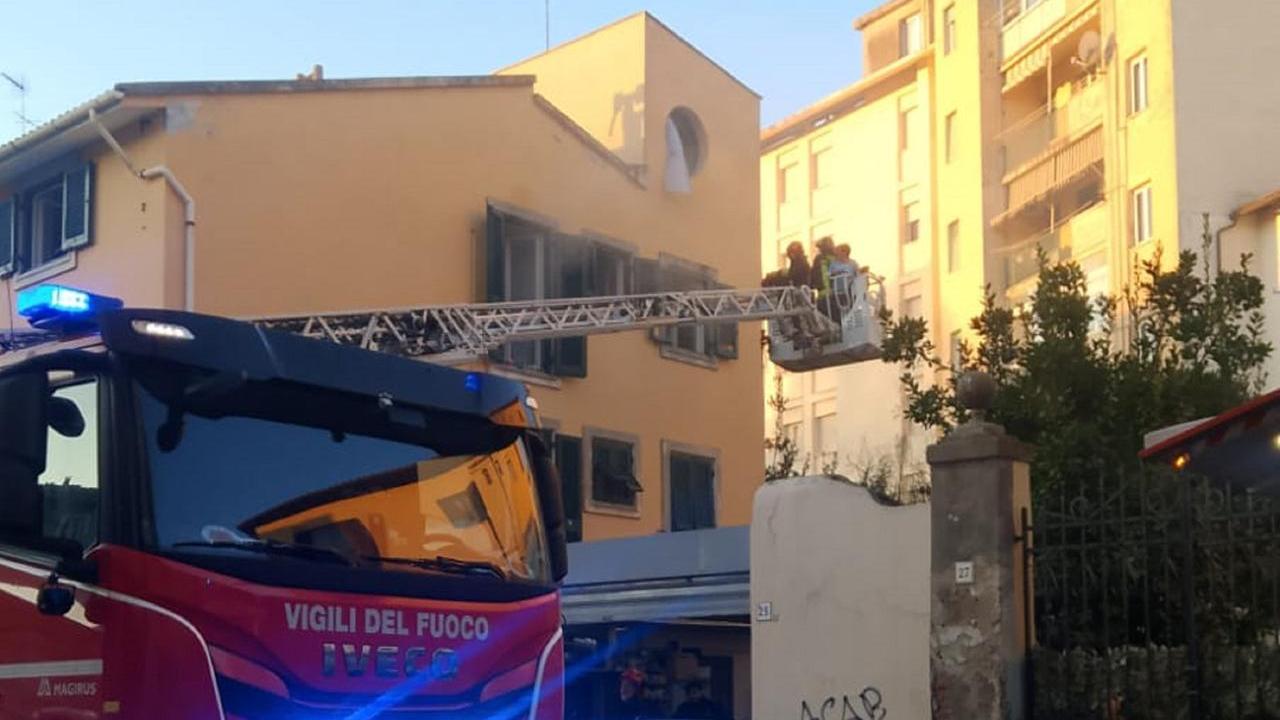 L'intervento dei vigili del fuoco in via Carlo Bini