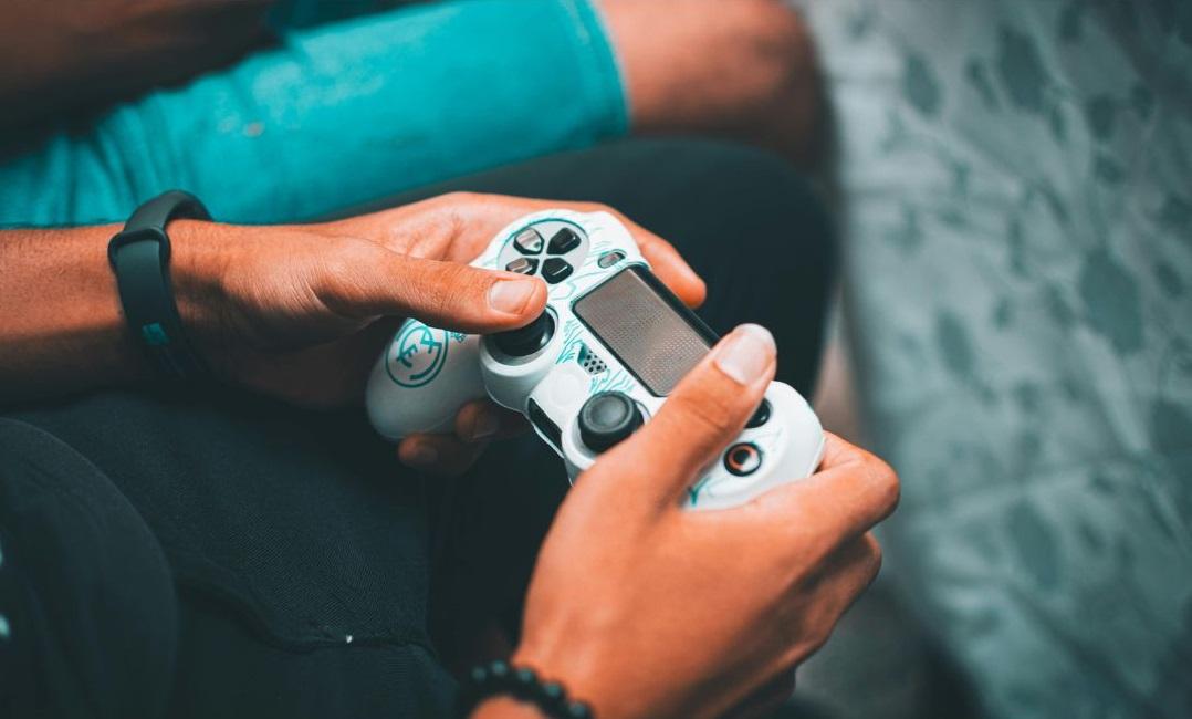 Litigano per un videogioco, tre accoltellati ad Argenta