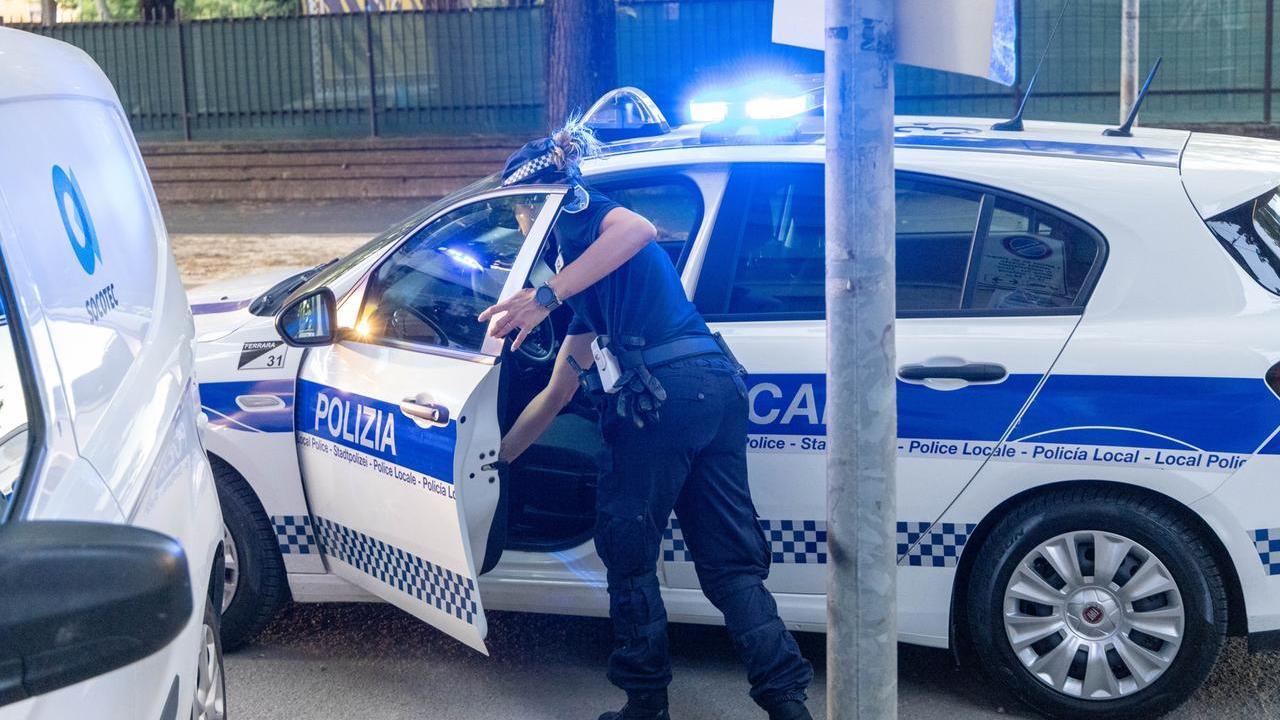 Ferrara, fugge su un’auto rubata e rischia di travolgere gli agenti