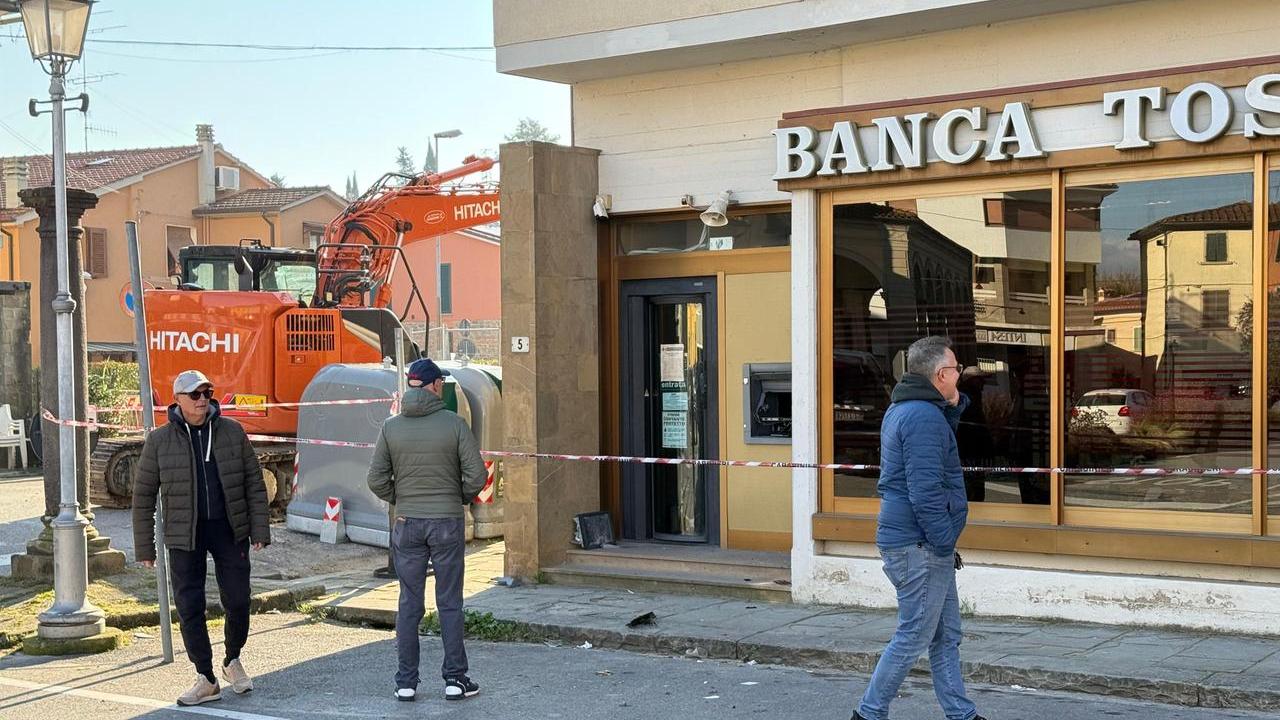 Il bancomat fatto saltare a Casalguidi (foto: Paolo Nucci)
