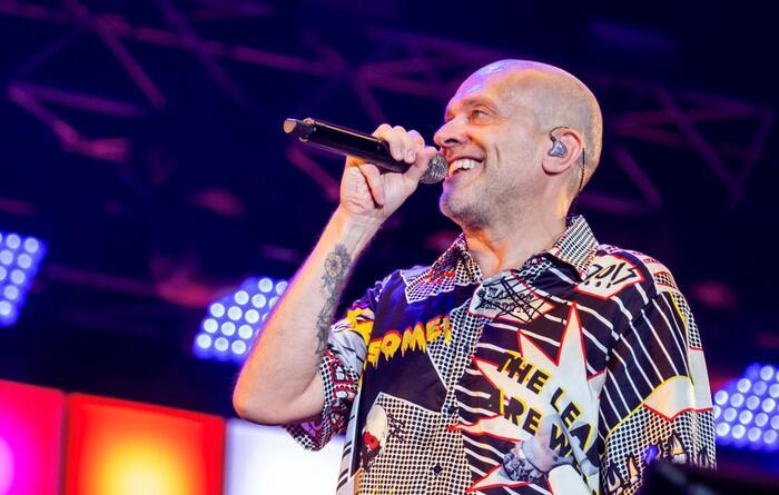 Max Pezzali a Capodanno: ecco costi, orari, numeri e programma del concertone