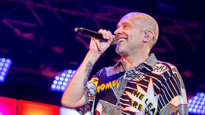 Max Pezzali a Capodanno: ecco costi, orari, numeri e programma del concertone